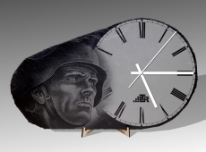 Standuhr aus Naturschiefer - Soldat der Wehrmacht